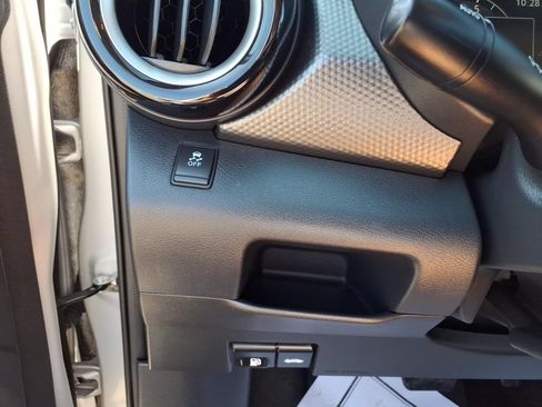 Used 2019 Nissan Kicks SV FWD image 12