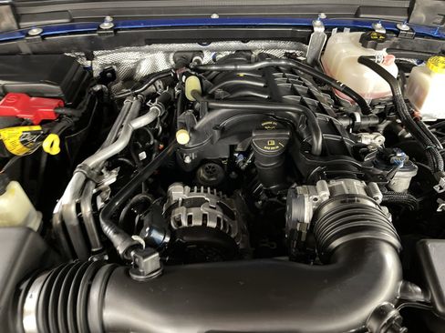 Used 2024 Jeep Gladiator Sport image 15