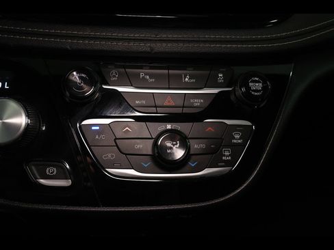 Used 2025 Chrysler Pacifica Select FWD image 14