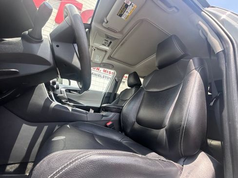 Used 2019 Toyota RAV4 XLE w/ Convenience Package FWD image 10
