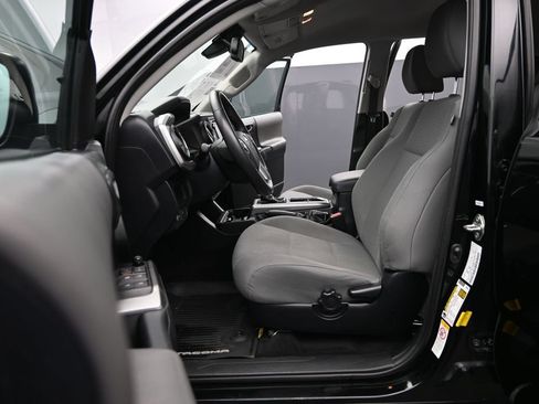 Used 2019 Toyota Tacoma SR5 RWD image 11