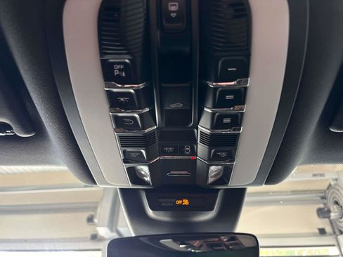 Used 2023 Porsche Macan AWD/4WD image 21