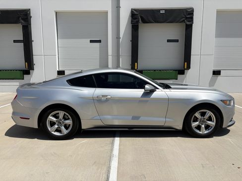Used 2015 Ford Mustang Coupe RWD image 3