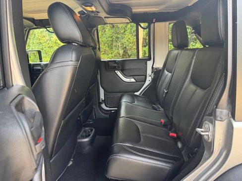 Used 2017 Jeep Wrangler Unlimited Rubicon w/ Connectivity Group AWD/4WD image 21
