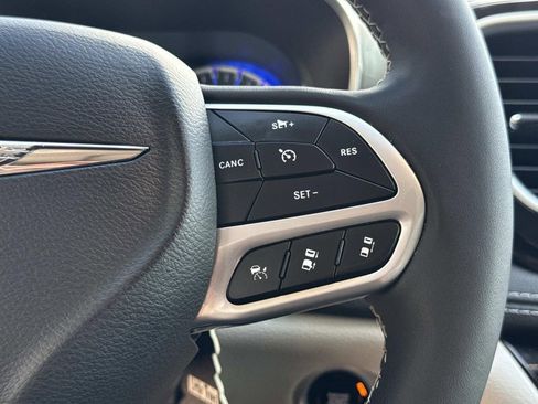Used 2023 Chrysler Pacifica Touring-L w/ Uconnect Theater Family Group FWD image 38