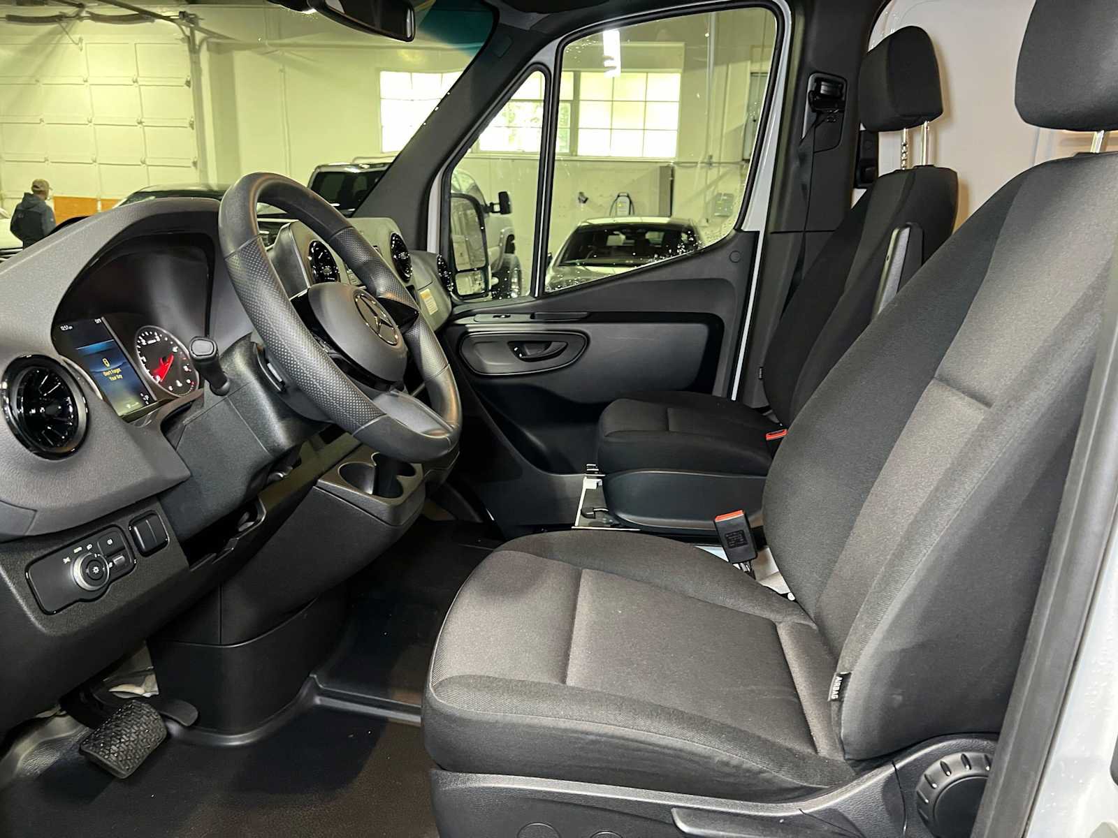 Used 2025 Mercedes-Benz Sprinter 2500 image 22