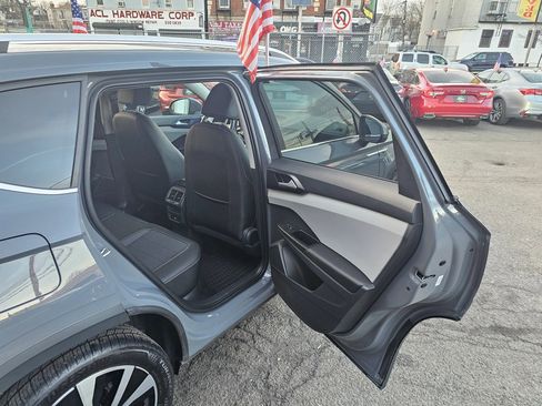 Used 2022 Volkswagen Taos SE w/ Panoramic Sunroof Package image 12