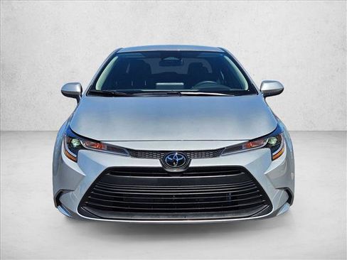 Used 2025 Toyota Corolla LE image 2