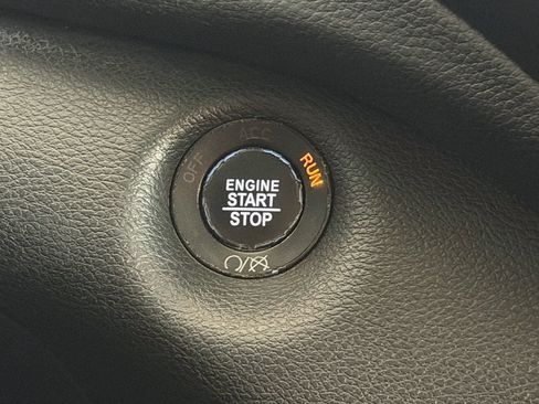 Used 2019 Jeep Cherokee Latitude Plus w/ Comfort/Convenience Group AWD/4WD image 30