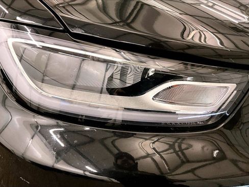 Used 2023 Chrysler Pacifica Touring-L image 28