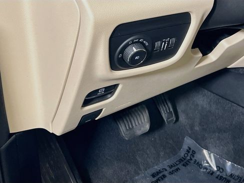 Used 2023 Jeep Grand Cherokee Limited AWD/4WD image 10
