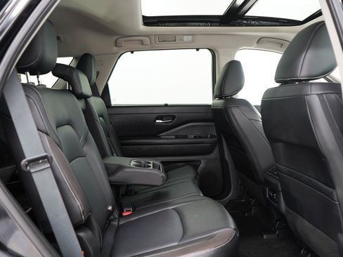Used 2024 Nissan Pathfinder SL AWD/4WD image 14