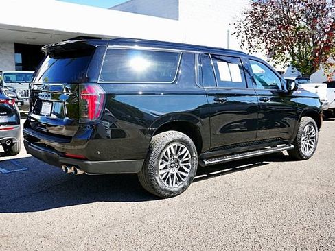 Used 2025 Chevrolet Suburban Z71 image 8