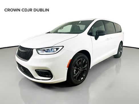 Used 2026 Chrysler Pacifica Select AWD/4WD image 1