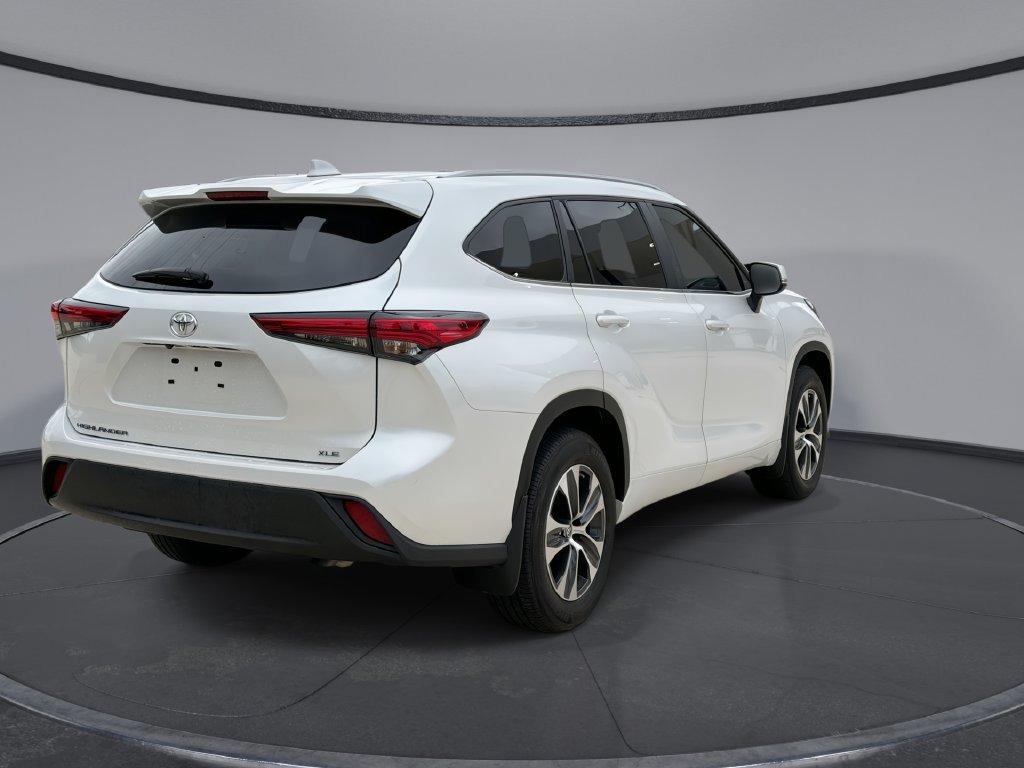 Used 2023 Toyota Highlander XLE FWD image 11