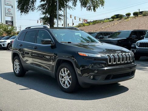 Used 2017 Jeep Cherokee Latitude w/ Cold Weather Group AWD/4WD image 9