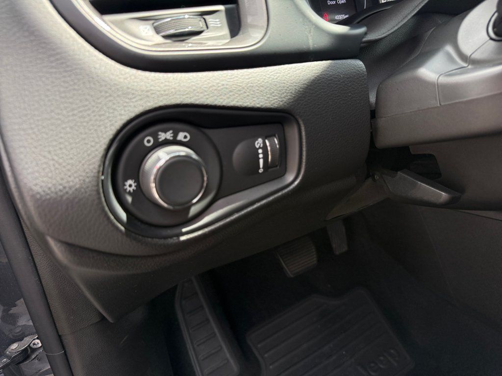 Used 2023 Jeep Renegade Latitude AWD/4WD image 26