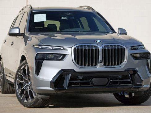 Used 2023 BMW X7 xDrive40i w/ M Sport Package AWD/4WD image 4