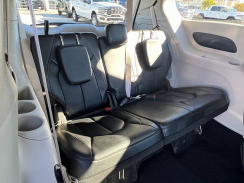 Used 2024 Chrysler Pacifica Touring-L image 17
