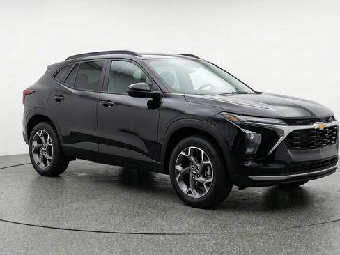 Used 2025 Chevrolet Trax LT image 1