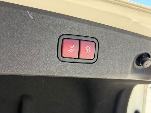 Used 2012 Mercedes-Benz E 350 Sedan image 33