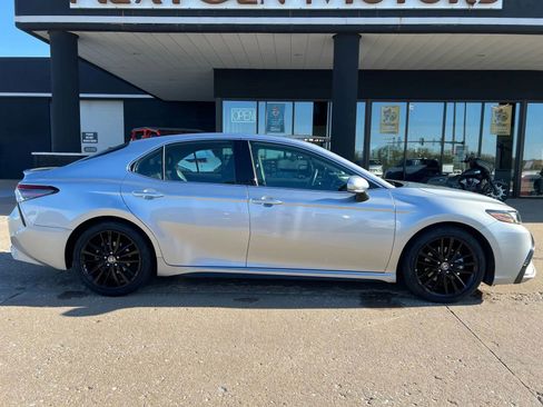 Used 2021 Toyota Camry XSE image 9