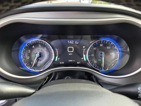 Used 2022 Chrysler Pacifica Touring-L FWD image 24