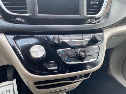 Used 2019 Chrysler Pacifica Touring-L FWD image 17