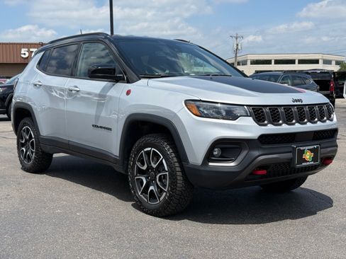 Used 2025 Jeep Compass Trailhawk AWD/4WD image 2