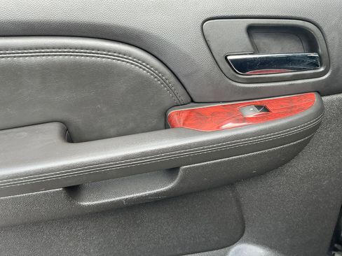 Used 2010 Cadillac Escalade ESV Luxury image 16