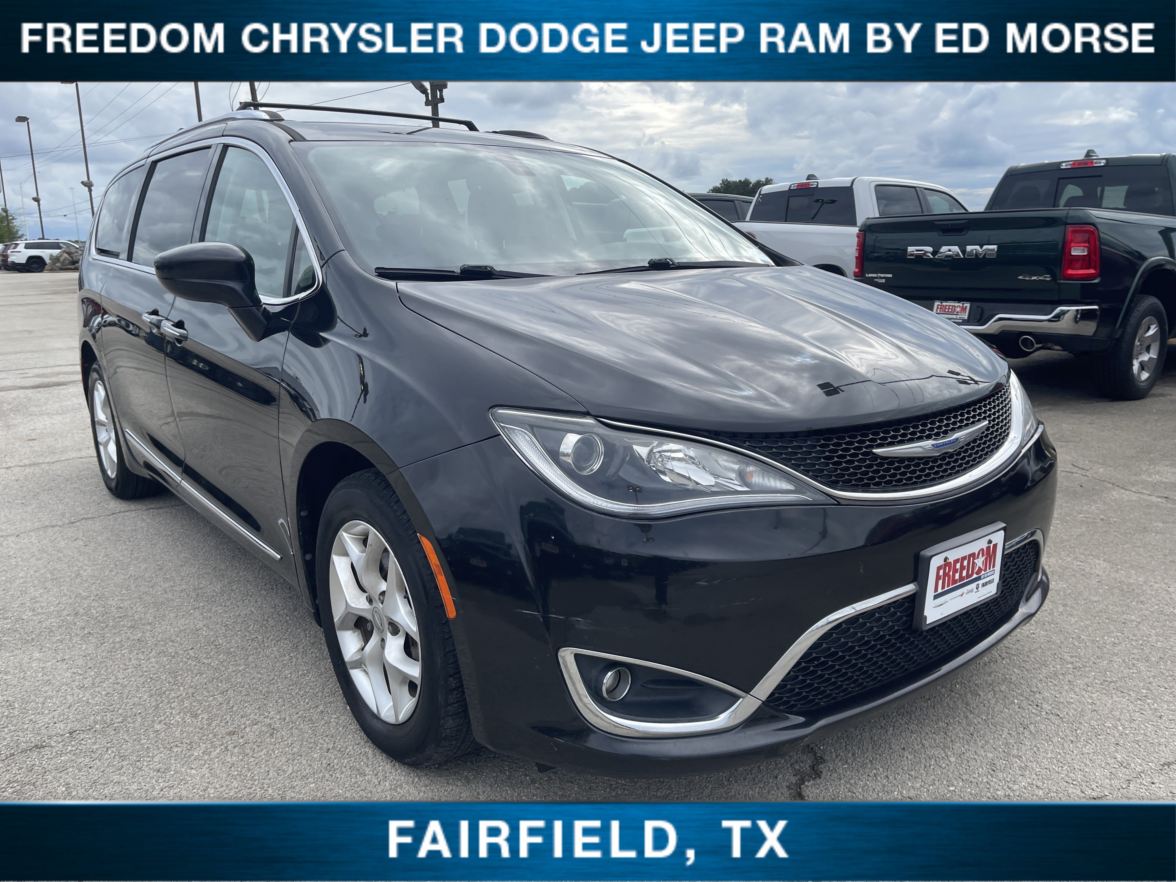 Used 2020 Chrysler Pacifica Touring-L w/ Tire & Wheel Group FWD image 1