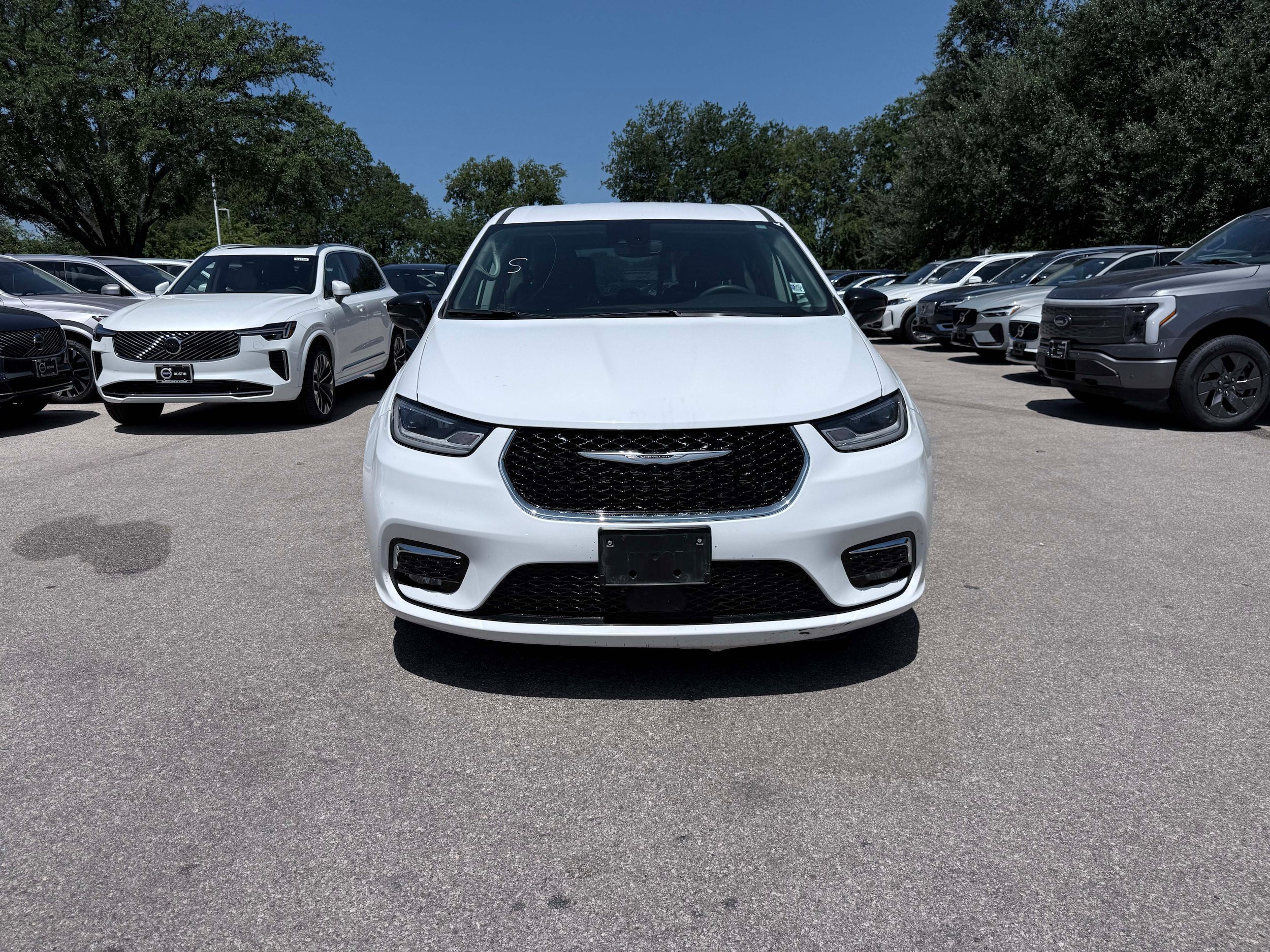 Used 2024 Chrysler Pacifica Touring-L FWD image 9