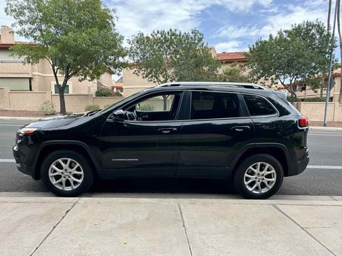 Used 2017 Jeep Cherokee Latitude w/ Cold Weather Group AWD/4WD image 5