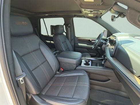 Used 2025 Chevrolet Tahoe High Country AWD/4WD image 12