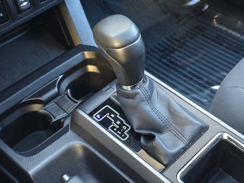 Used 2017 Toyota Tacoma TRD Sport AWD/4WD image 18