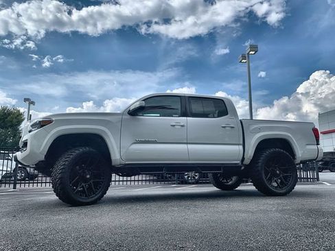 Used 2022 Toyota Tacoma SR5 w/ Technology Package RWD image 5
