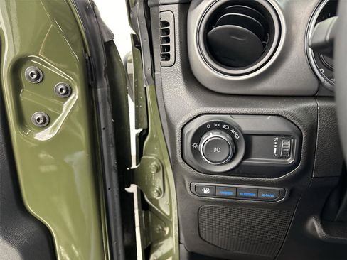 Used 2023 Jeep Wrangler Unlimited image 31