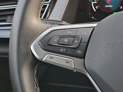 Used 2025 Volkswagen Atlas Cross Sport SE image 20