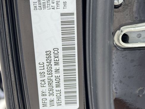 Used 2025 RAM 2500 Laramie AWD/4WD image 33