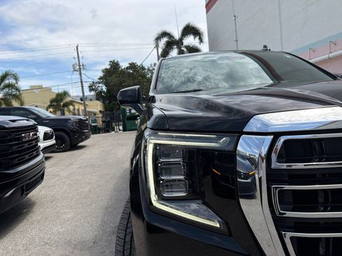 Used 2023 GMC Yukon SLT AWD/4WD image 4