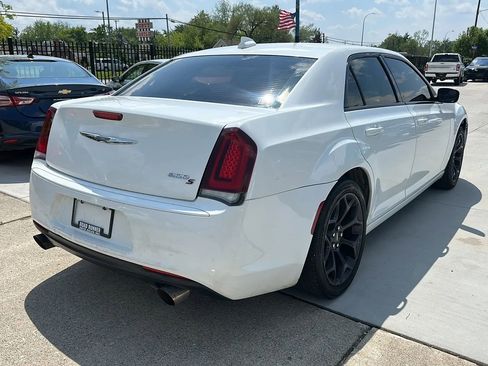 Used 2019 Chrysler 300 S RWD image 4