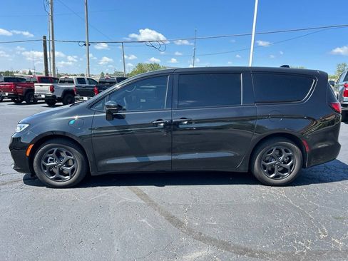 Used 2022 Chrysler Pacifica Limited w/ S Appearance Package FWD image 8