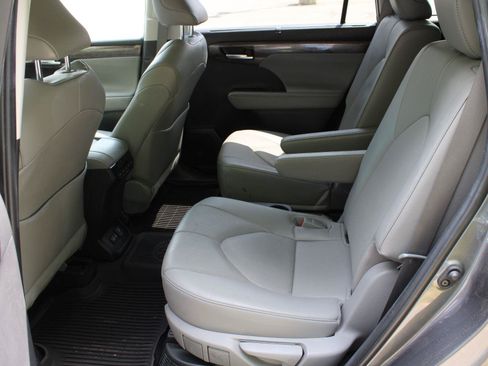 Used 2023 Toyota Highlander Limited AWD/4WD image 17