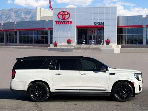 Used 2023 GMC Yukon XL Denali Ultimate image 3