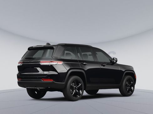 Used 2023 Jeep Grand Cherokee Altitude AWD/4WD image 4