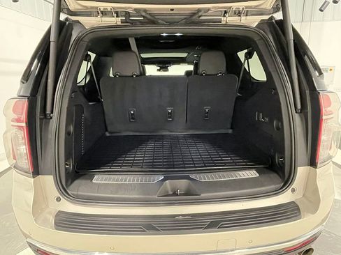 Used 2023 Chevrolet Suburban Premier AWD/4WD image 4