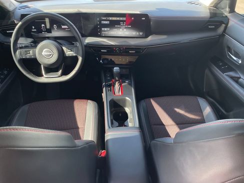 Certified 2025 Nissan Kicks SR FWD image 9