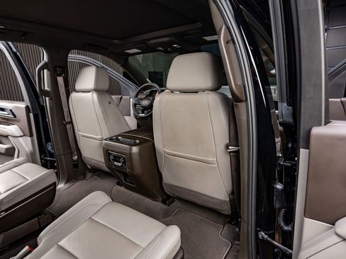 Used 2025 Chevrolet Suburban Z71 w/ Comfort Package image 32