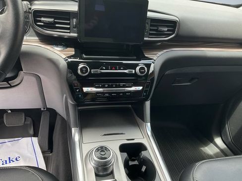 Used 2022 Ford Explorer Limited w/ Equipment Group 301A AWD/4WD image 11