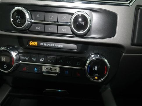 Used 2022 Ford F350 Lariat w/ Chrome Package image 24